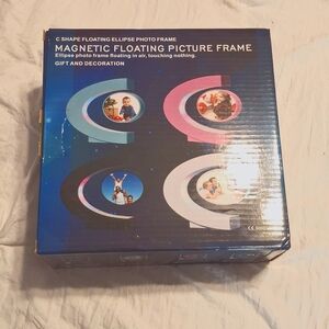 Magnetic floating picture frame